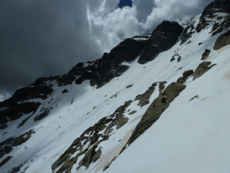 Combe de Nielucciu ou la coulée a atteint le Lac du même nom  Combe de Nielucciu ou la coulée a atteint le Lac du même nom