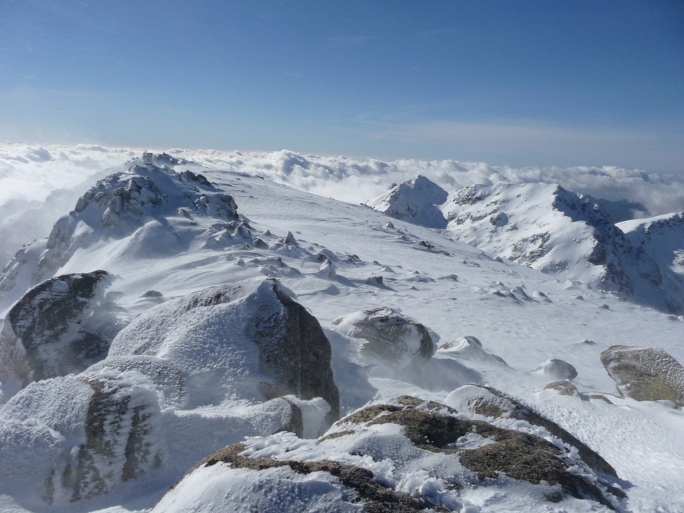 Mer de nuage sur Ese, vent intenable sur le plateau, bravo aux initiateurs de la rando pour leur judicieux choix de lieu et d'initéraire! Mer de nuage sur Ese, vent intenable sur le plateau, bravo aux initiateurs de la rando pour leur judicieux choix de lieu et d'initéraire!