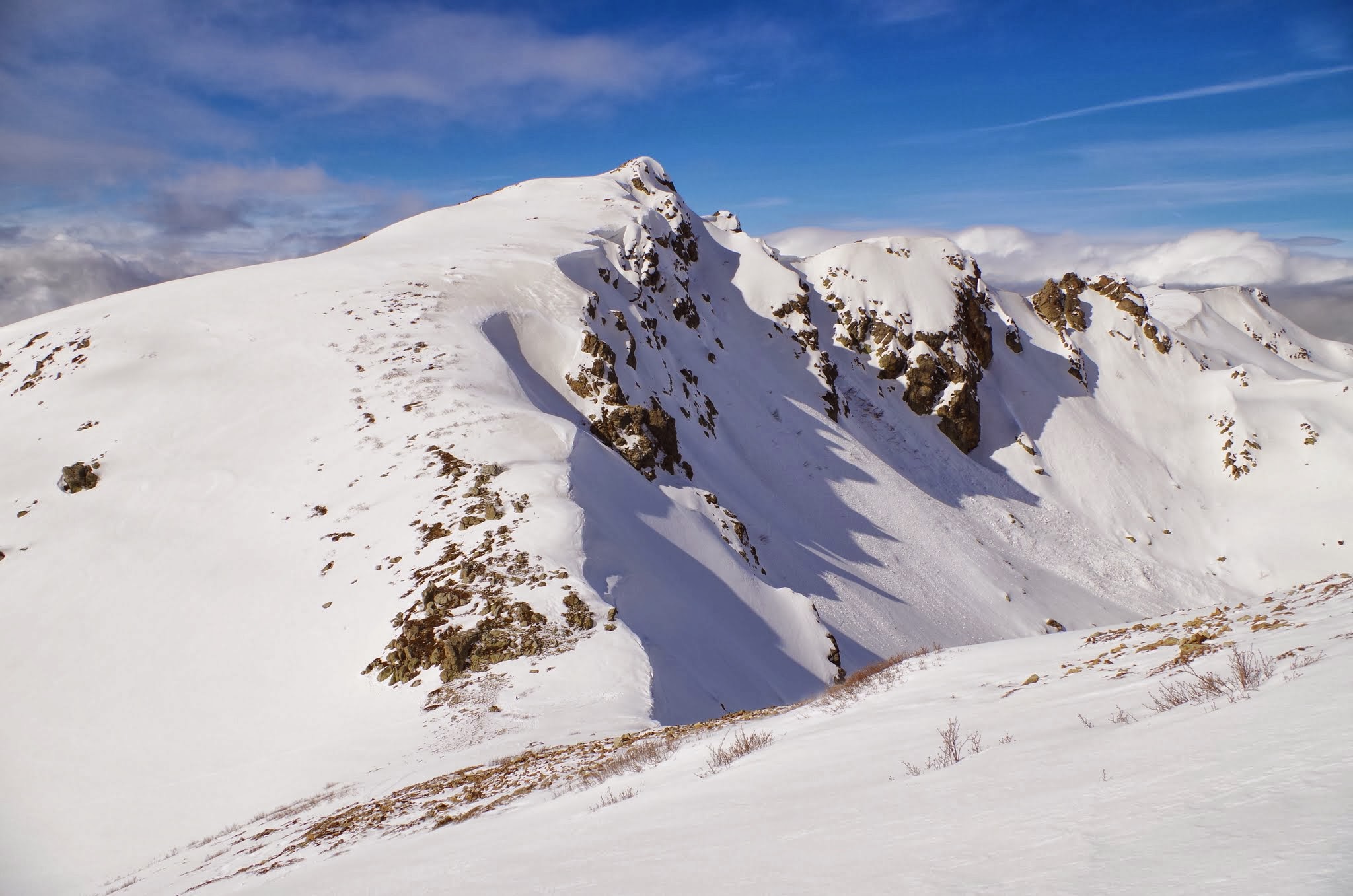 Vue sur les crêtes de Punta Sfronditata depuis Punta alla Veta Vue sur les crêtes de Punta Sfronditata depuis Punta alla Veta