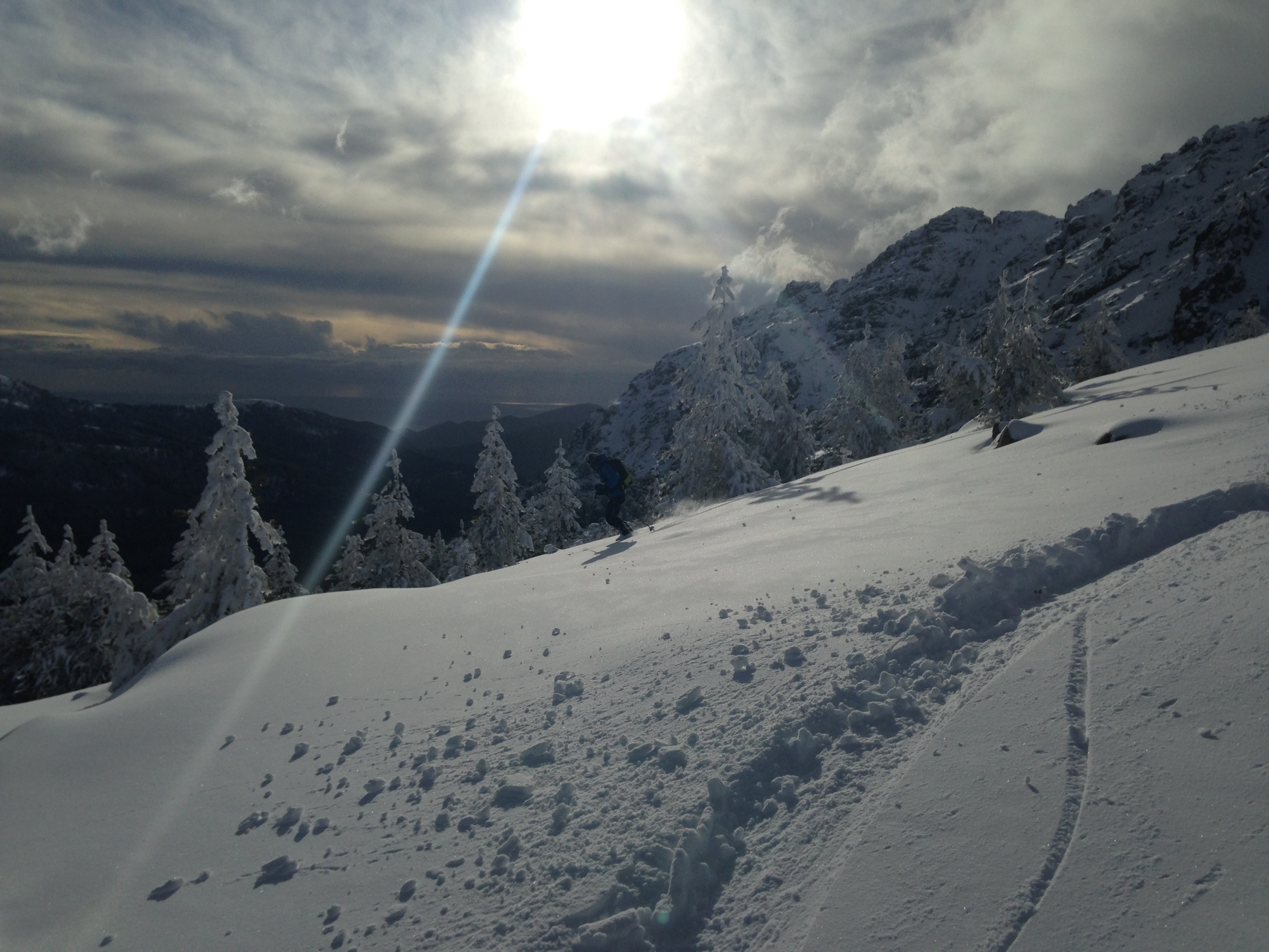 Ski de rando avec la mer derrière Ski de rando avec la mer derrière